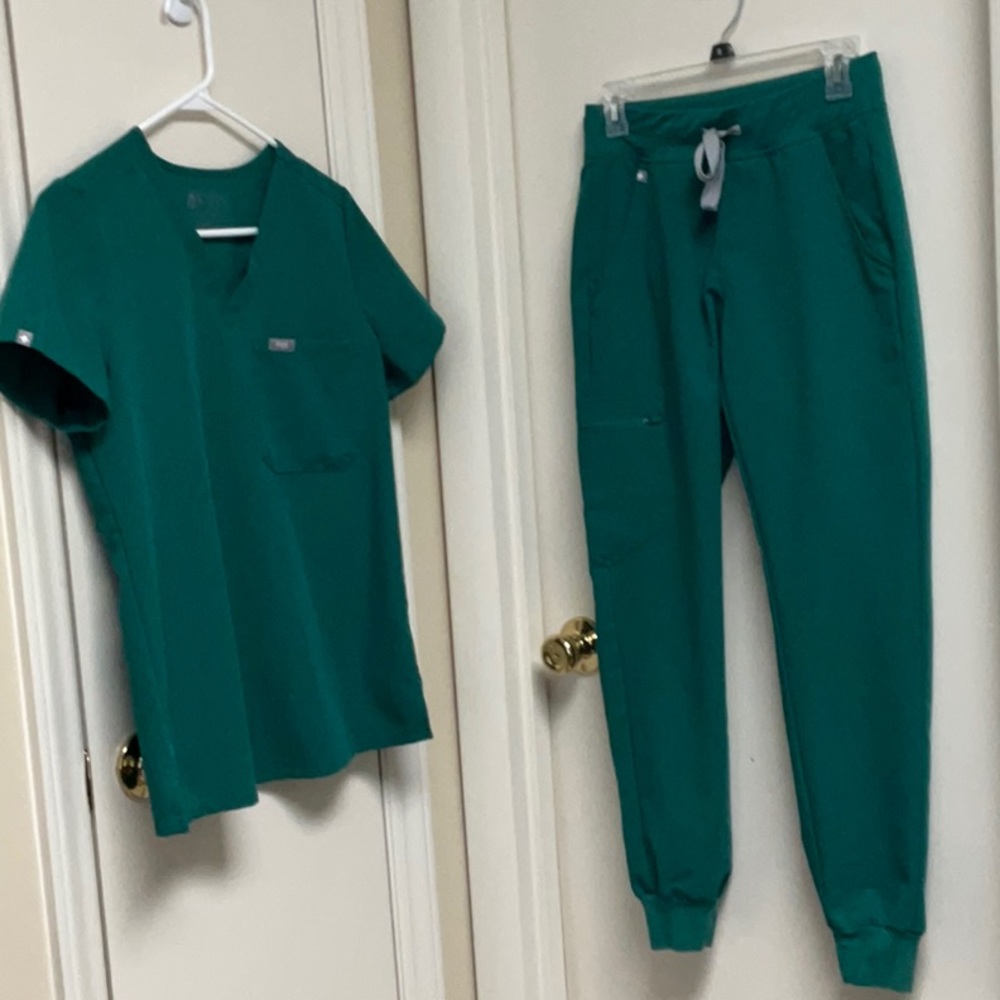 Figs Catarina scrub top and Zamora jogger pant XS